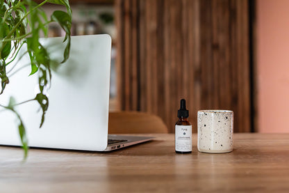 Relaxation Mentale pour le Bien-être | LION MANE sur une table avec un ordinateur portable et une bougie.